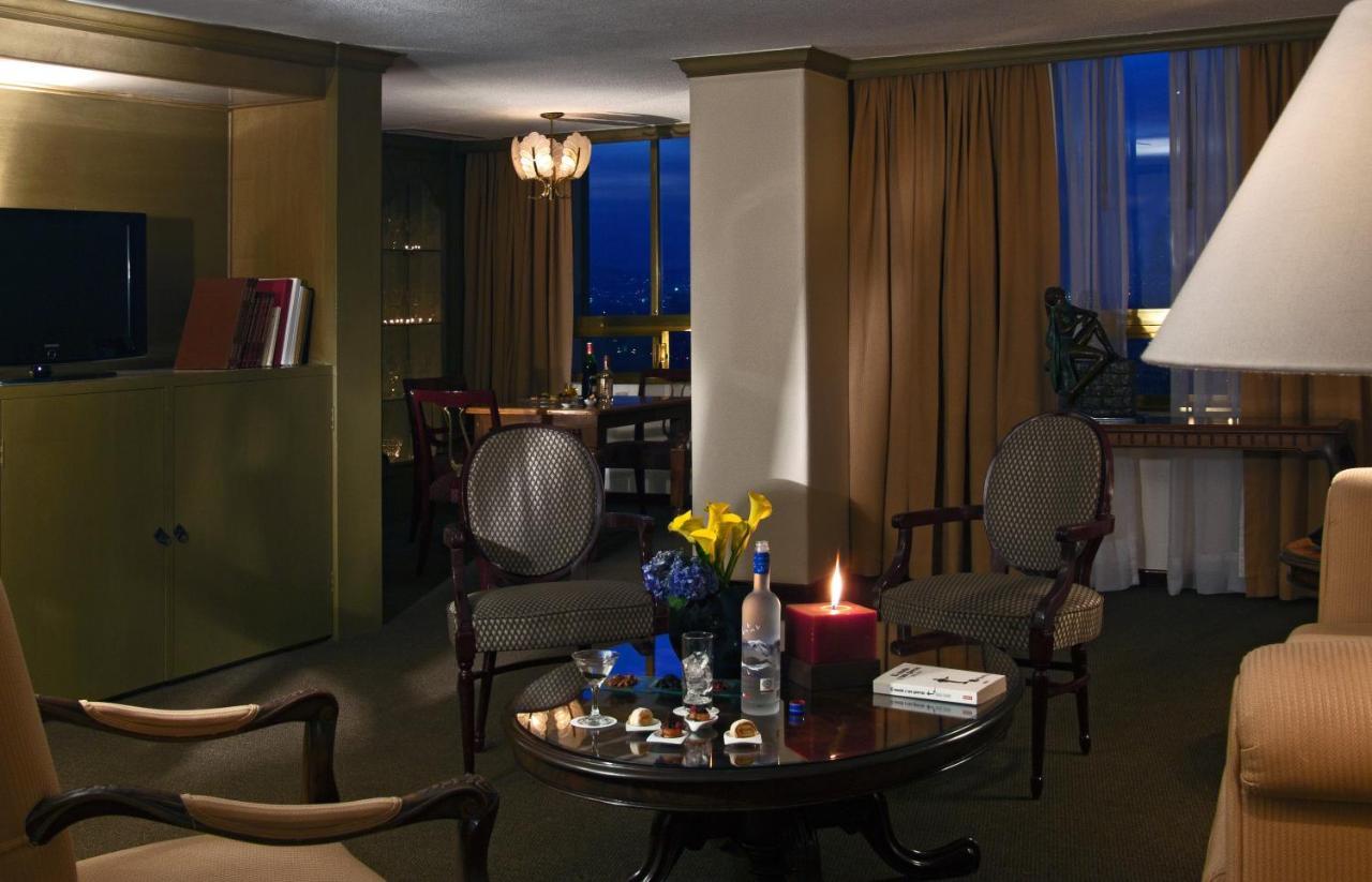 فندق فييستا أمريكانا ريفورما مدينة مكسيكو المظهر الخارجي الصورة A suite at the Four Seasons Hotel