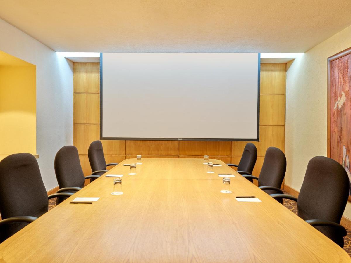 فندق فييستا أمريكانا ريفورما مدينة مكسيكو المظهر الخارجي الصورة A projection screen in a meeting room
