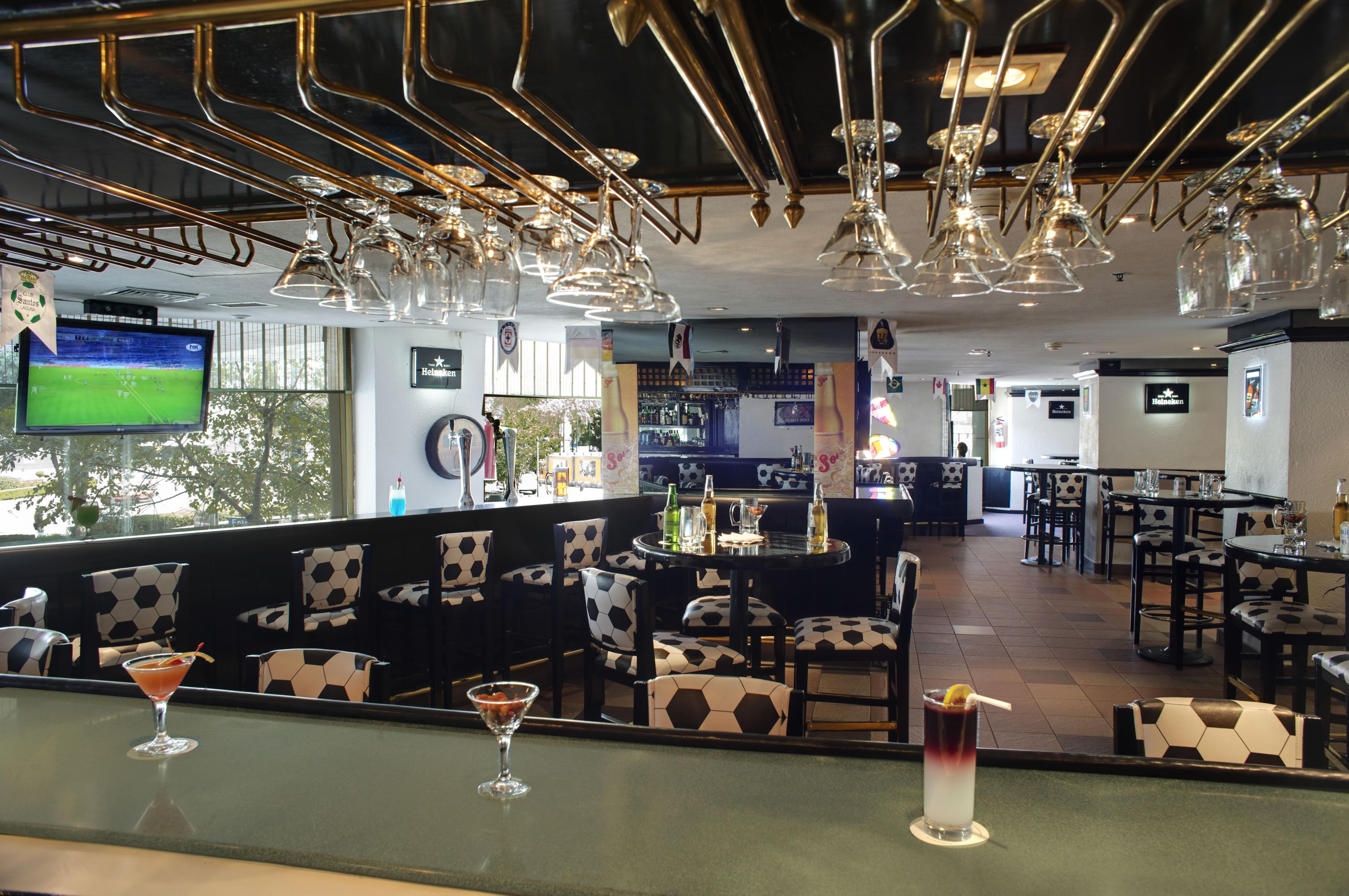 فندق فييستا أمريكانا ريفورما مدينة مكسيكو المظهر الخارجي الصورة The interior of the bar